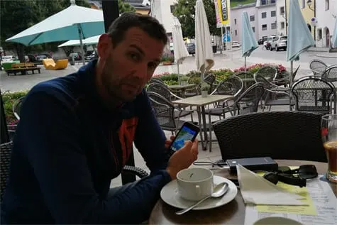 Pause in Schwaz, das blaue auf dem Display ist das kommende Regenband
